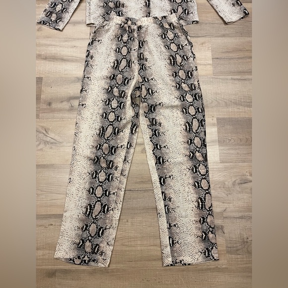 NWOT SNAKESKIN Coordinates - Picture 11 of 11
